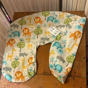 Boppy Animal Print Kids Pillow Cover for nursing 🦒🦁🐘